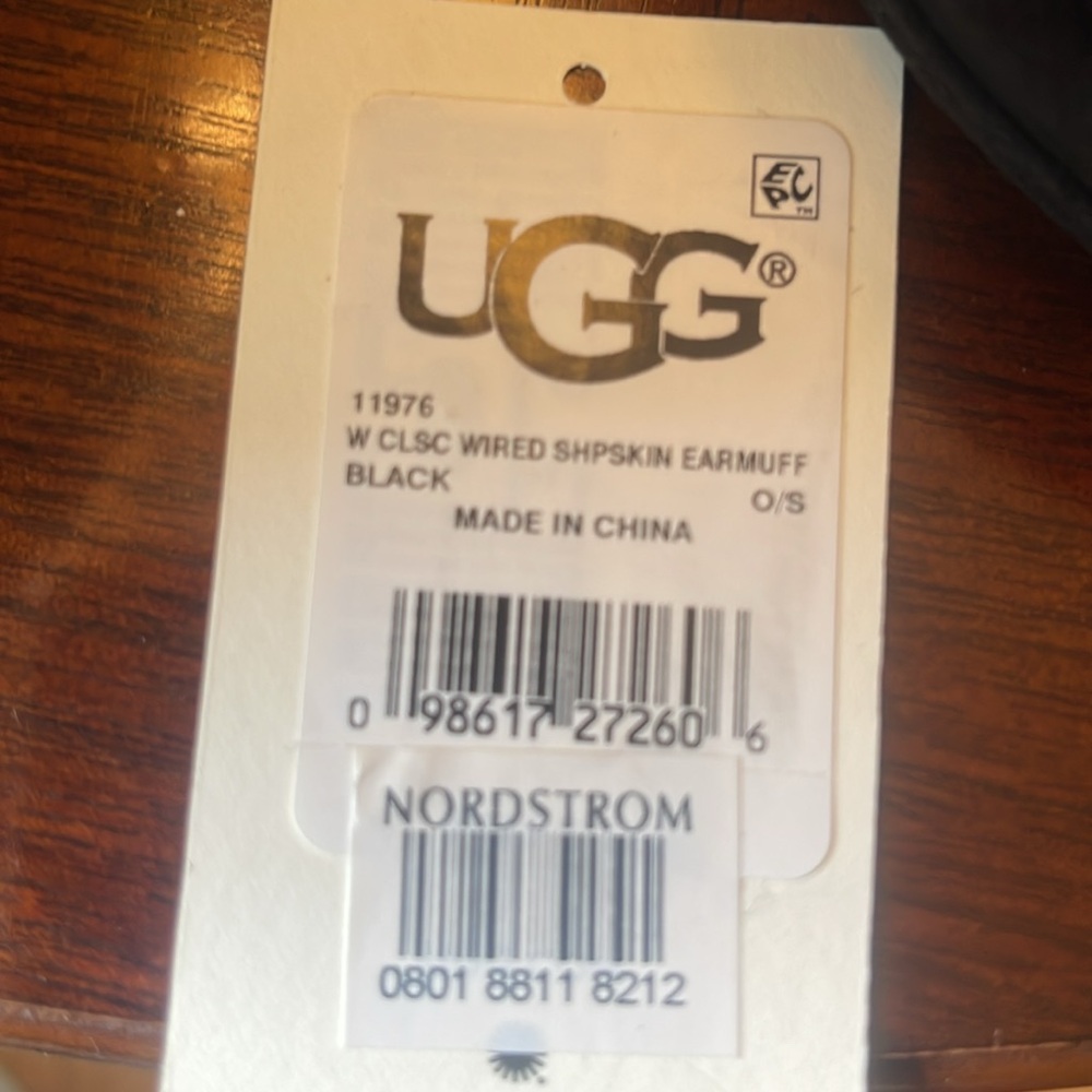 UGG black fur wired earmuffs built in speakers - Picture 9 of 9